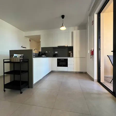 Gardens Side By Fhr Piscina, Parking